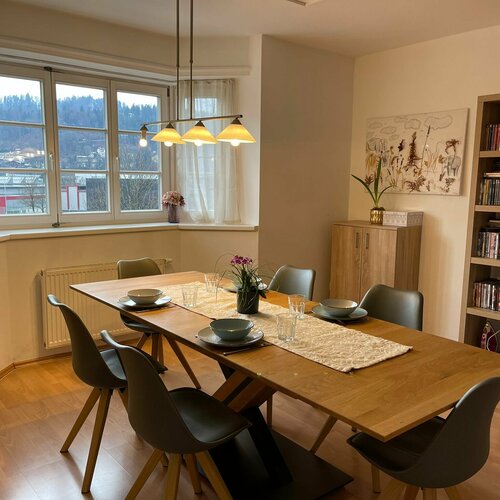 Esszimmer mit großem Esstisch