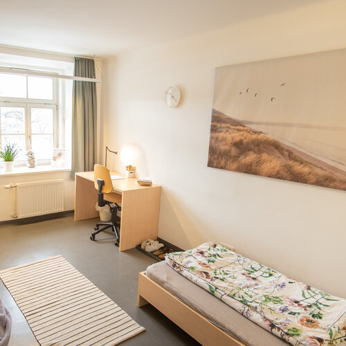 Schlafzimmer mit Bett und Tisch