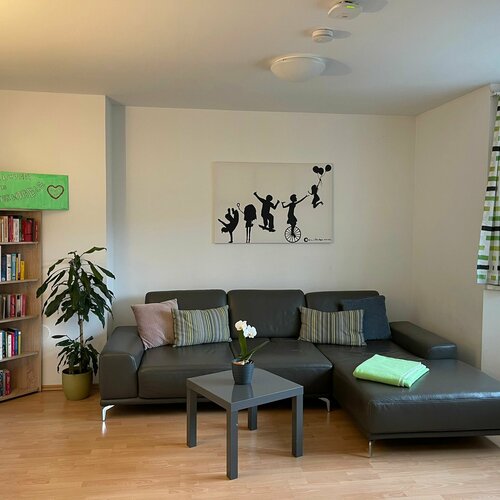 Wohnzimmer mit grauer Couch